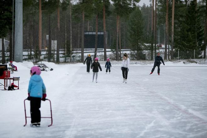 Perjantaina iltapäivällä ei isolla tekojäällä ollut vielä ruuhkaa. Kuva: Jaakko Elenius