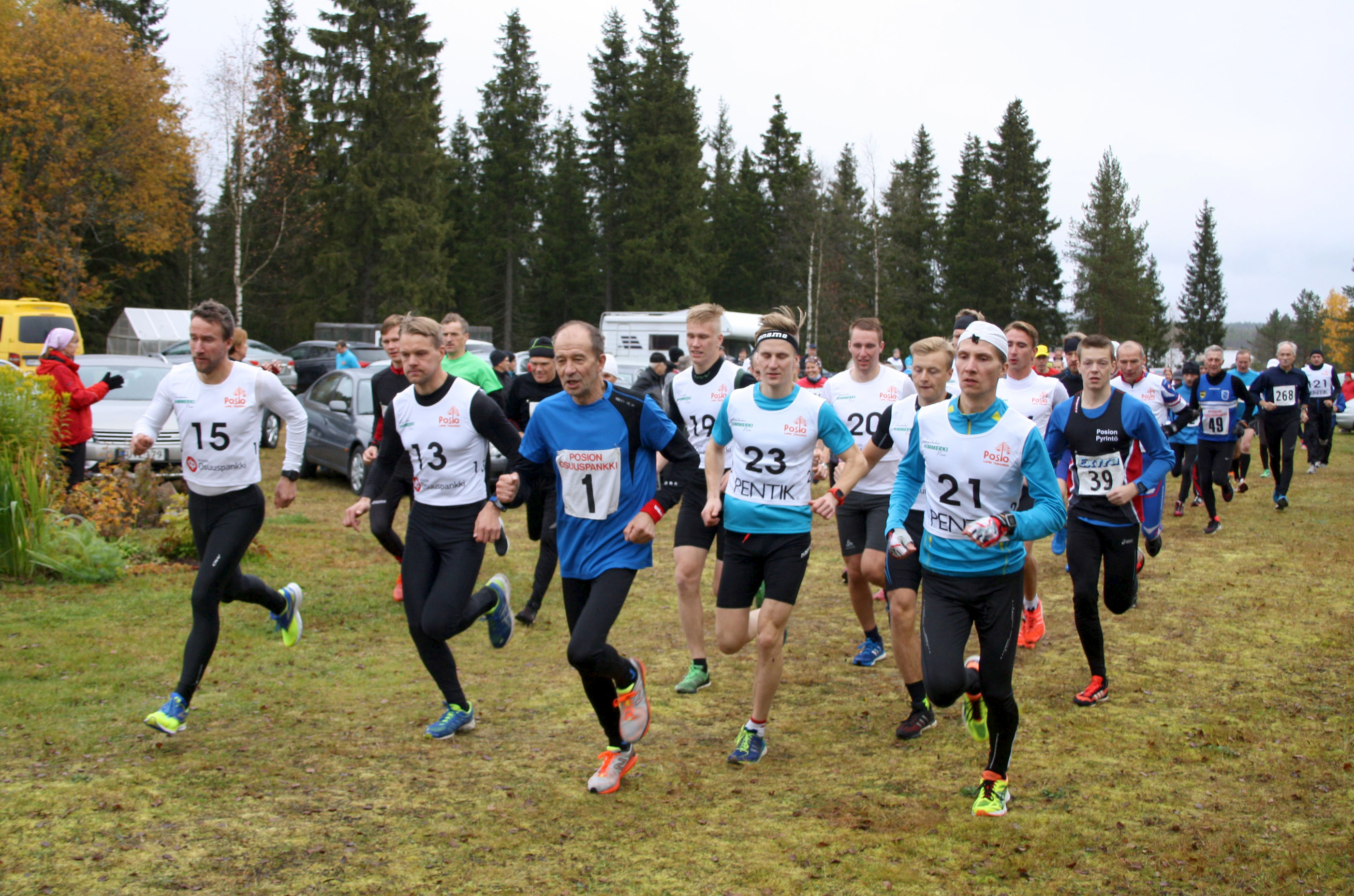 Posion Pyrinnön järjestämä ensimmäinen Kaarlon juoksu lauantaina Maaninkavaarassa oli onnistunut tapahtuma. Olympiamitalisti Kaarlo Maaningan nimikkotapahtumaan osallistui yli sata juoksijaa ja kävelijää. Letkaa maastoon johtavat kuvassa edessä oikealta Janne Kivilahti, Eino Vuollet, Kaarlo Maaninka, Antti Häkämies ja Tero Similä.