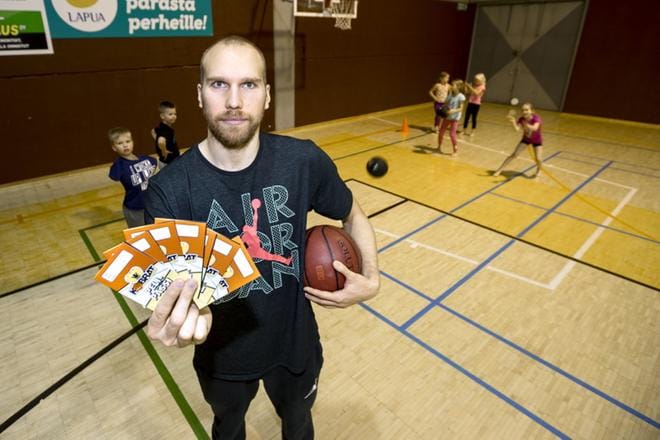 Koripallotuntia alakoululaisille urheilutalolla pitänyt Kobrien Tuomas Viertola näyttää millaisia pelipasseja seura on jakanut kaikille Lapuan alakoulujen oppilaille. KUVA: MATTI HAUTALAHTI