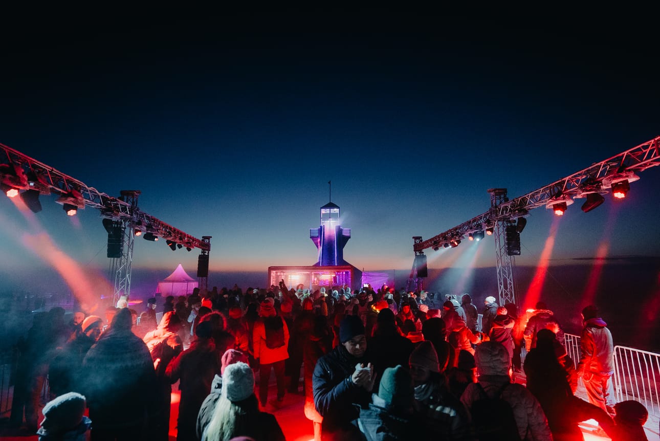 Elektronisen musiikin ja pohjoisen taiteen festivaali Frozen People järjestettiin Nallikarissa viidennettä kertaa.