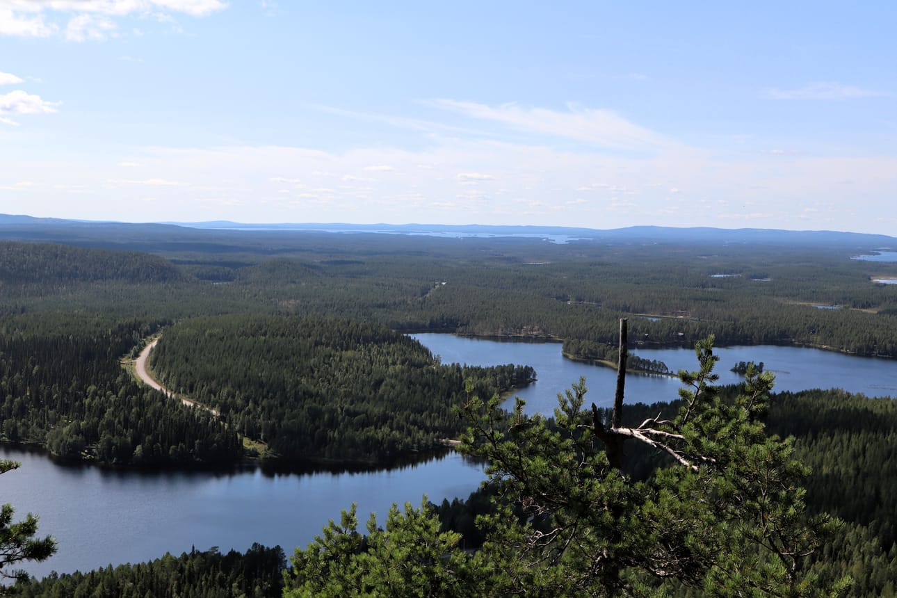 Konttaisen päältä avautuvat upeat järvimaisemat.
