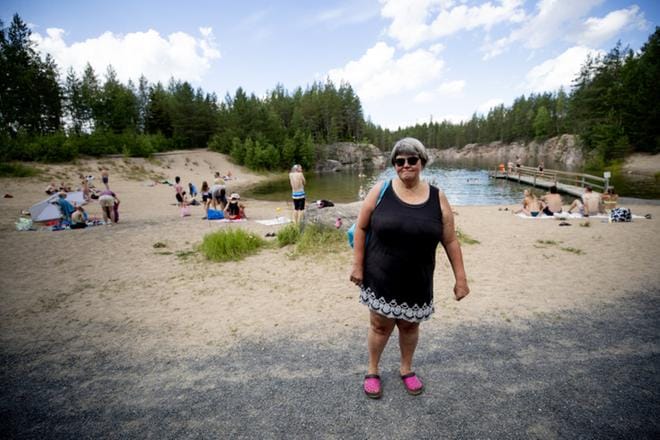 Päivi Mansikka-aho on käynyt Veneskosken louhoksella uimassa vuosien ajan. Hänen mukaansa häiriöitä tai roskaamista ei tapahdu kovin usein. Kuvat: Jaakko Elenius
