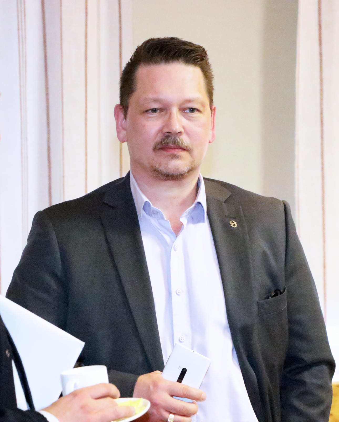 Tällä hetkellä Iissä opetus- ja varhaiskasvatuspäällikkönä työskentelevä Vesa Anttila valittiin mukinoitta Tyrnävän kunnanjohtajaksi. Hän aloittaa virassaan virallisesti toukokuun puolivälissä, mutta lupaa näyttäytyä Tyrnävällä jo tätä aiemminkin.