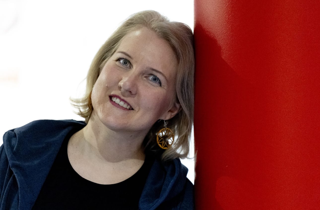 Oululainen Suvi Aitto-oja kirjoitti jo toisen kokoillan näytelmän. Se saa ensi-iltansa Oulun ylioppilasteatterissa. Aitto-oja unelmoi, että Oulussa olisi oma queer-teatteriryhmä. Hänen mielestään vieläkään ei ole riittävästi queer-tekstejä ja queer-esikuvia.