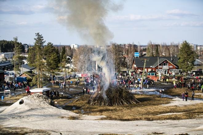 Jouppilanvuoren rinteen lumet sulivat puroiksi, jotka ajoivat ihmisiä ihastelemaan kokkoa hieman kauemmaksi kuivalle maalle.