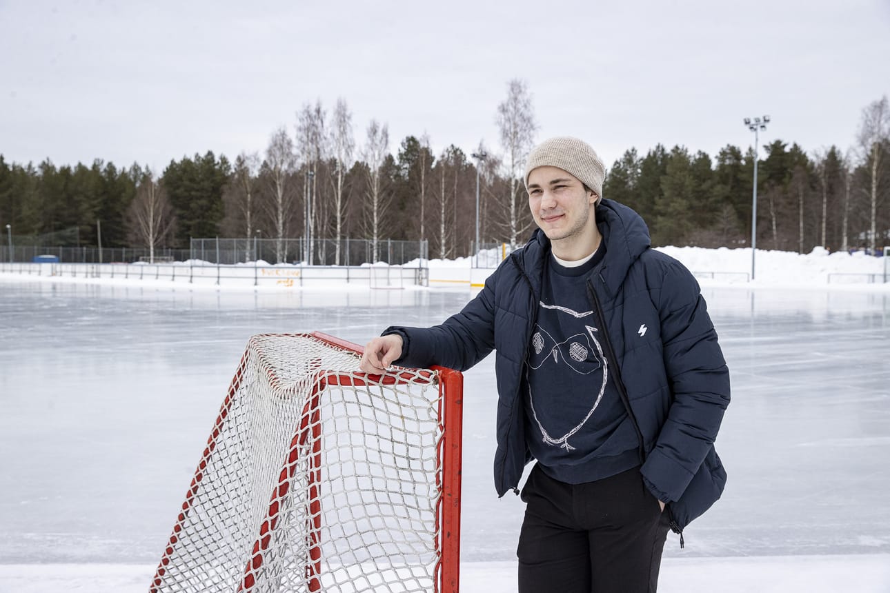 Arttu Hyry on oiva esimerkki kaikille kiekkojunioreille. Rajakylän kasvatti on noussut kovalla työllä vastuunkantajaksi sekä Kärpissä että Leijonissa. Kiekon ohella Hyry on hoitanut myös koulupuolen kunnioitettavasti, sillä hän opiskelee tuotantotaloutta Oulun yliopistossa.