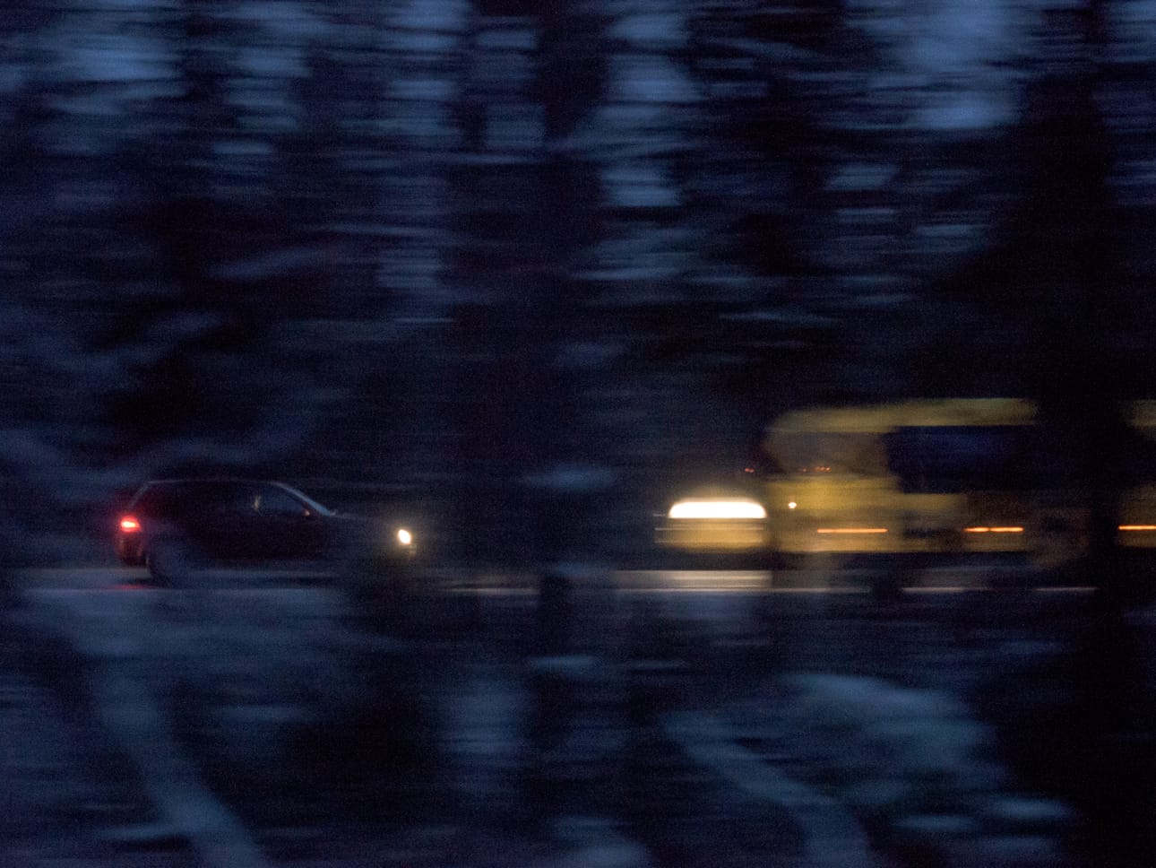Hämäränäön heikentymisen huomaa mm. siitä, että ajaminen illalla vaikeutuu. Näön tarkuus hämärässä heikkenee kuitenkin kaikilla.