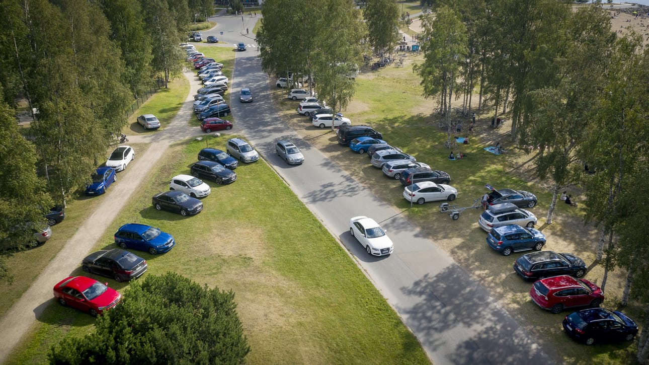 Nallikarissa autot ovat vieneet nurmitilaa tien molemmin puolin.