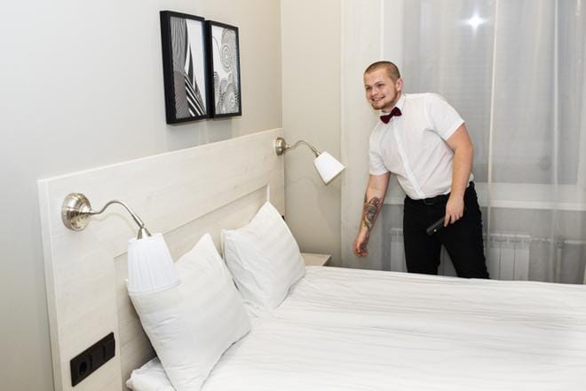 Ilja Sveshnikov kertoo pienestä Art Hotellista Pietarin keskustasta, että hotelli ei mene kiinni, koska aina keksitään joku temppu jolla huono laki kierretään. KUVA: Juha Metso