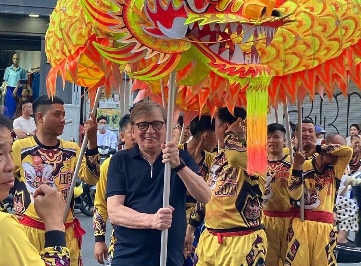 Seinäjokelainen talousneuvos Esa Nuottivaara juhlatunnelmissa Vietnamin Ho Chi Minhissä.