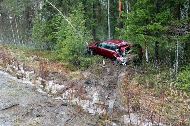 Ojassa ollut henkilöauto vaurioitui pahasti rekan ajettua se päälle. KUVA: JARMO PANULA