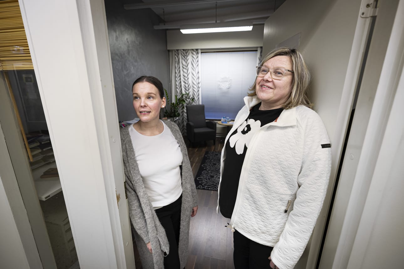 Anne Arvola (vas.) ja Satu Mäkelä toivovat, että ihmiset tulisivat keskustelemaan mahdollisimman matalla kynnyksellä. Tervetulleita ovat niin yksinäiset kuin erilaisten kriisien keskellä elävät.