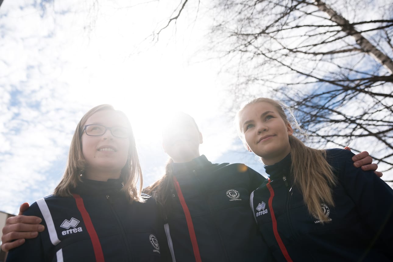 Minna Leinosella (vas.), Anni Karjalaisella ja Petra Tauriaisella on nyt kehityspelaajina mahdollisuus päästä näkemään Pölkky Kuusamon liigajoukkueen tekemistä.