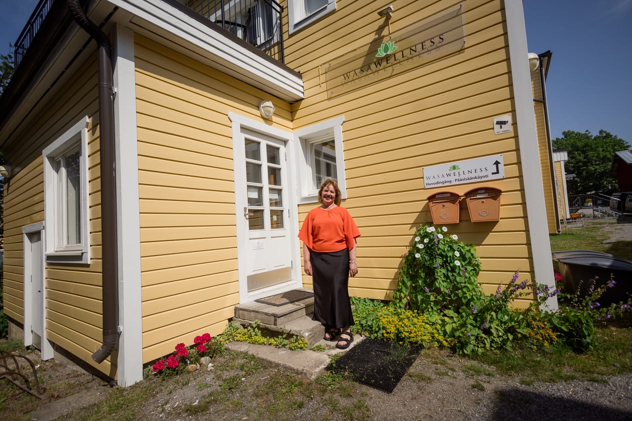 Entisen Harjun saunan vaaleanvihreä ja osin betonirapattu pinta sai keltaisen puukuoren, kun talo muuttui Wasa Wellness -yritykseksi viisitoista vuotta sitten.