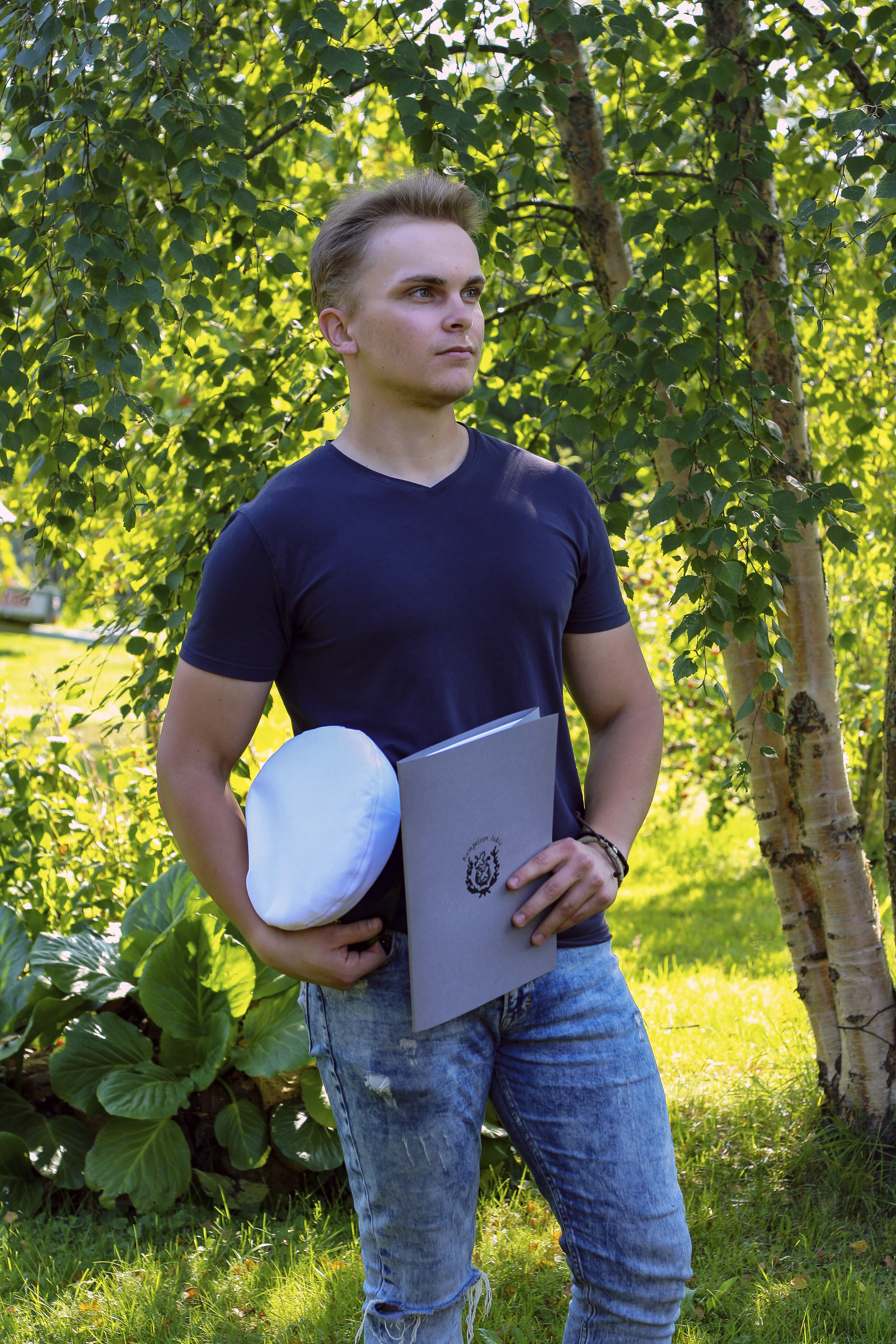 <p>Kempeläinen Tommi Alajarva juhlii monien muiden ylioppilaiden tapaan valkolakkiaan vasta nyt.</p>