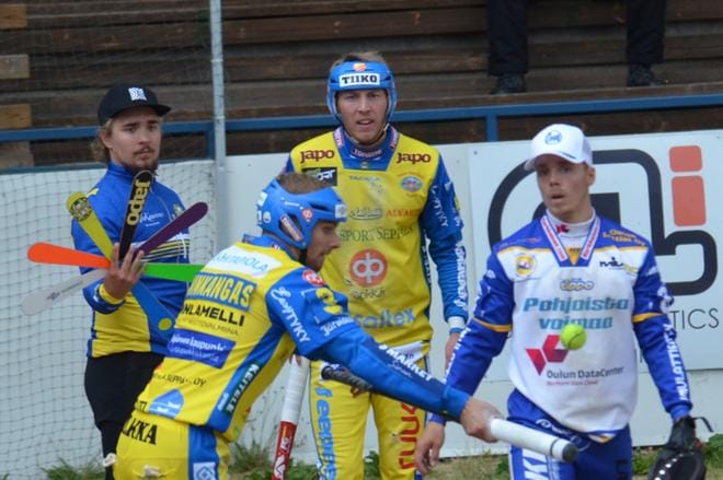Pelinjohtaja Santeri Särkinen, Mikael Penninkangas, Nestori Yli-Sissala ja Oulun lukkari Miika Keski-Petäjä Kitrolla, jonne lauantaina saapuu Simon Kiri. KUVA: MARKKU TURPELA