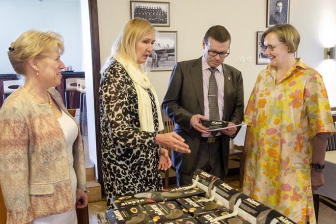 Kaupunginjohtaja Markku Lumio ennusti eilen kantavuutta ja tulevaisuutta Åsa Alangon, Tarja Ollilan ja Leena Saarisen uuden Härkis Oy:n toiminnalle. KUVA: JUHA AHO-PYNTTÄRI