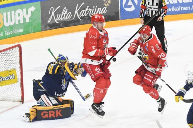 Olavi Vauhkonen ja Roope Talaja hyökkäävät tänäänkin Sportin ykkösketjun laidoilla. KUVA: MIKKO RAHIKAINEN