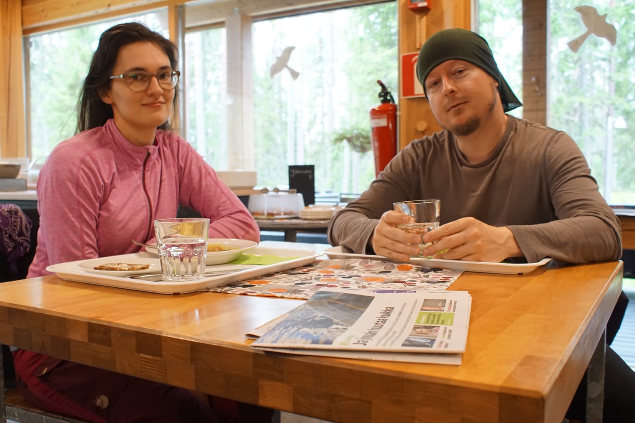 Hernekeitto maistuu pikku patikoinnin päälle, huomasivat Heidi Tihveräinen ja Lauri Sallamo.