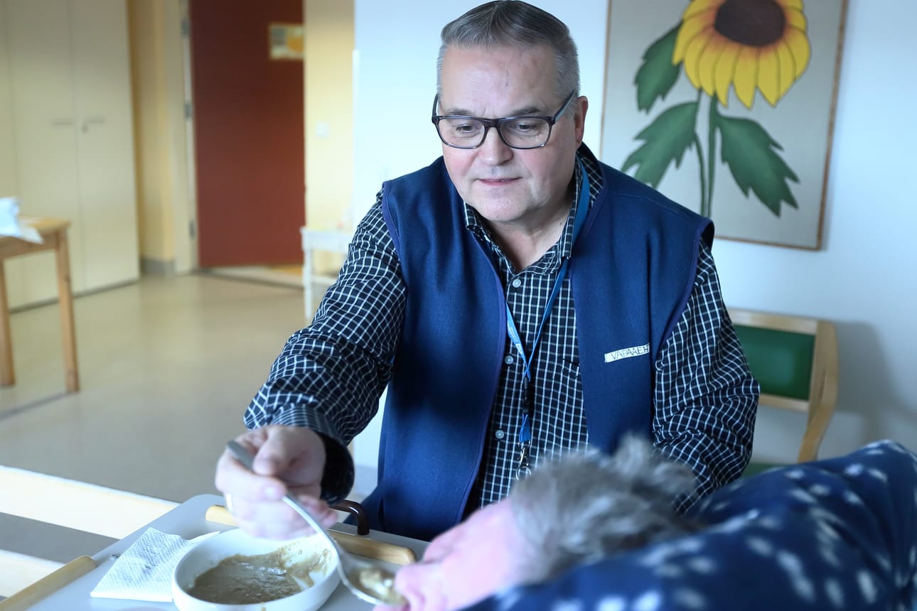 Erkki Krekilä käy syöttämässä tuttuja asukkaita. Hän rohkaisee mukaan muitakin toimettomia. –Tämä ei ole mitään rakettitiedettä, hän sanoo.