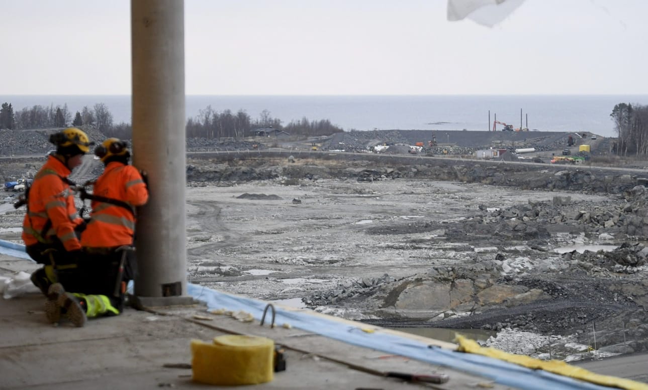 Fennovoiman rakenteilla ollut hallintorakennus kuvattiin Pyhäjoella marraskuussa. Taustallaan muuta Hanhikiven työmaa-aluetta.