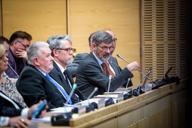 Mustasaaren kunnanvaltuusto käsitteli kuntaliitosasiaa sekavissa tunnelmissa viime viikon tiistaina. Michael Luther (r.) piti monta puheenvuoroa. Kuva: Paula Kaskimaa