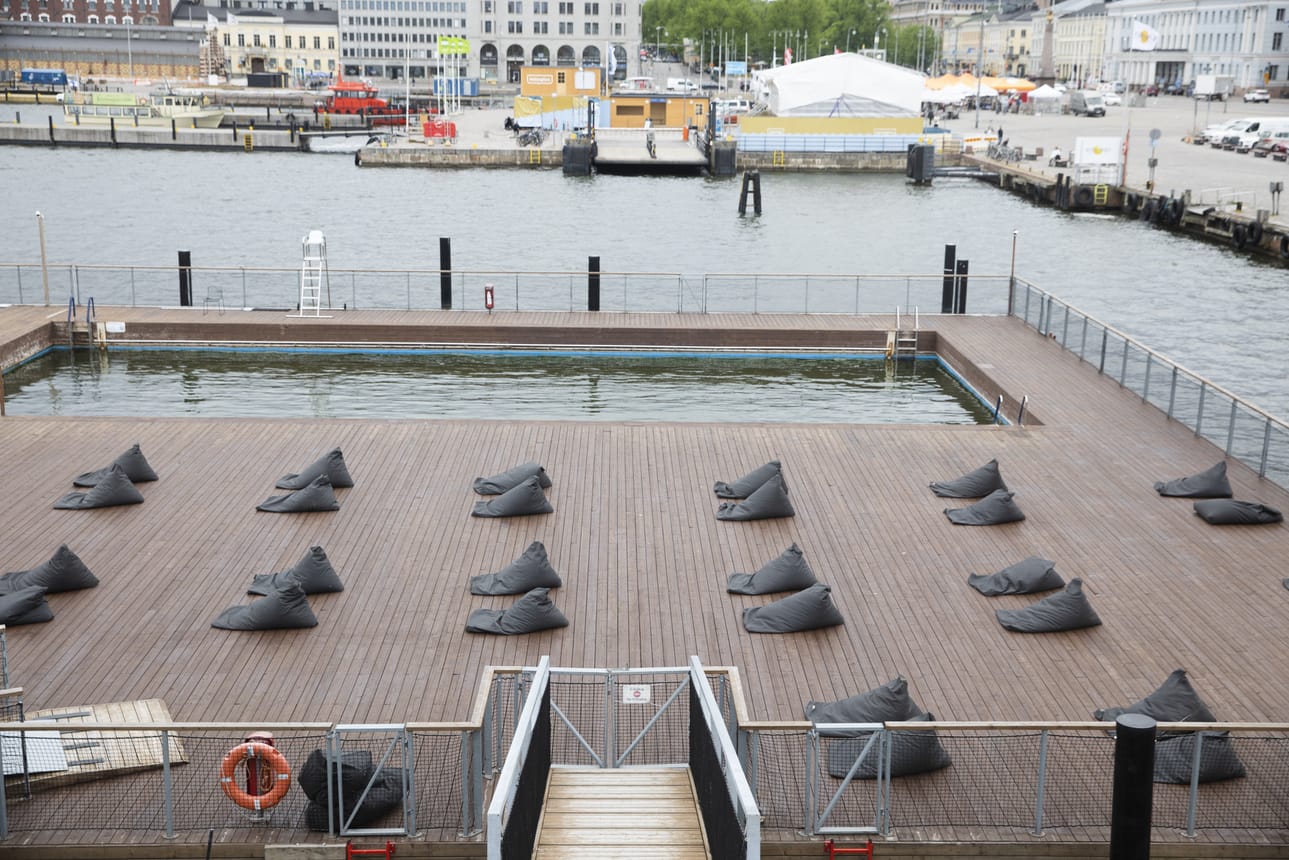 Allas Sea Poolin terasseilla pyritään huomioimaan turvavälit.