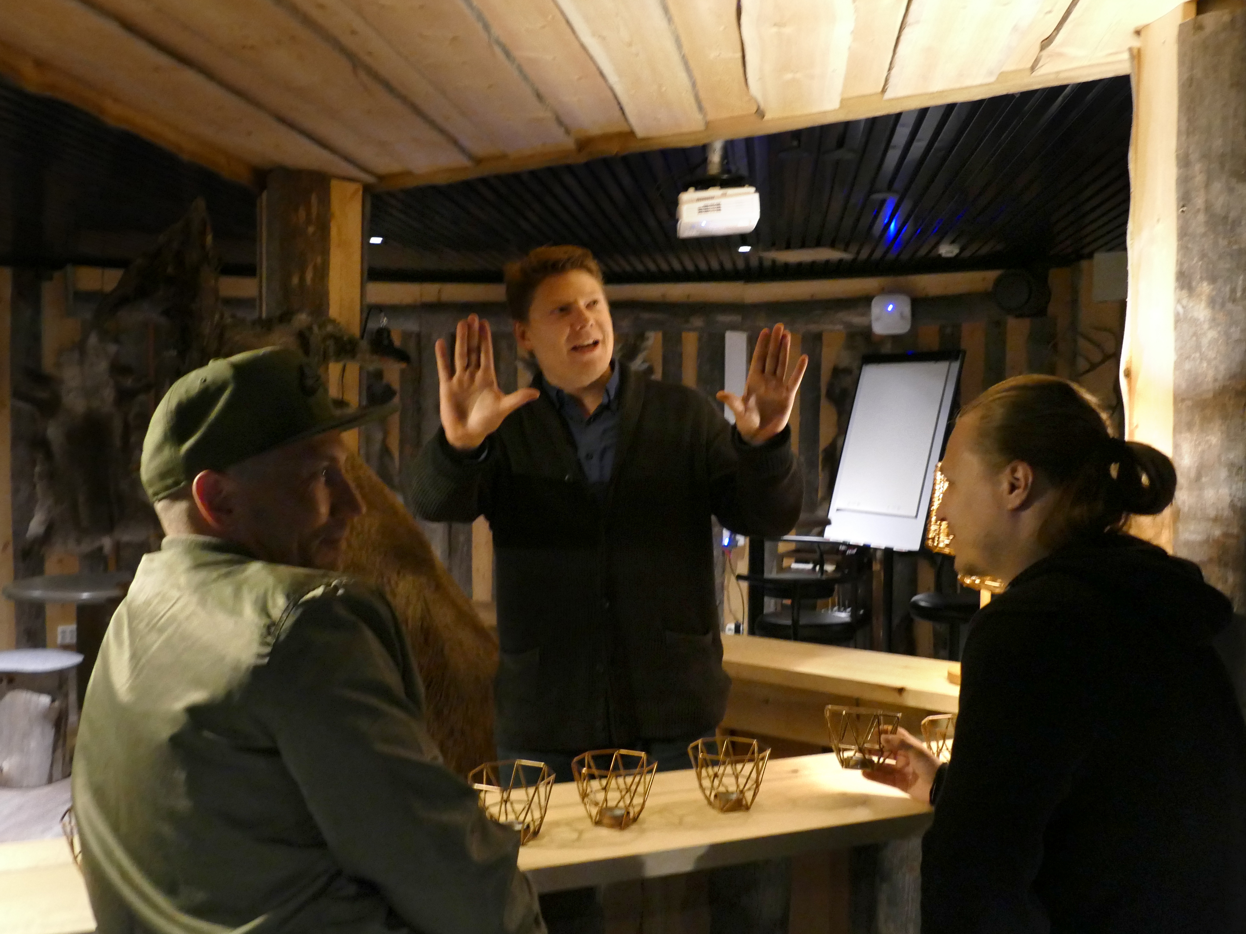Jukka Vidgren (kesk.) kertoo visioistaan Marko Kämäräiselle ja Juuso Laatiolle.