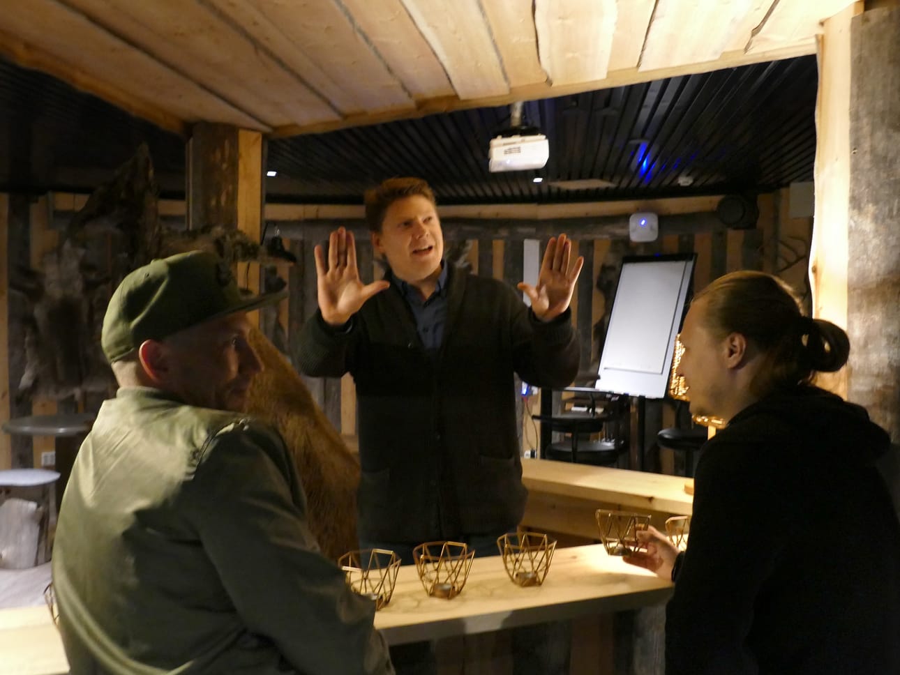 Jukka Vidgren (kesk.) kertoo visioistaan Marko Kämäräiselle ja Juuso Laatiolle.