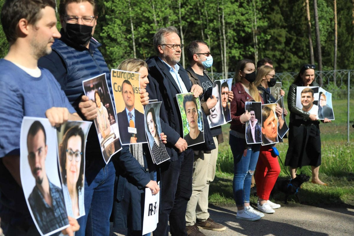 Toukokuussa Toimittajat ilman rajoja -järjestön johtaja Christophe Deloire (neljäs vasemmalta) esitteli yhdessä aktivistien kanssa Valko-Venäjällä pidätettyjen toimittajien kuvia. LEHTIKUVA/AFP
