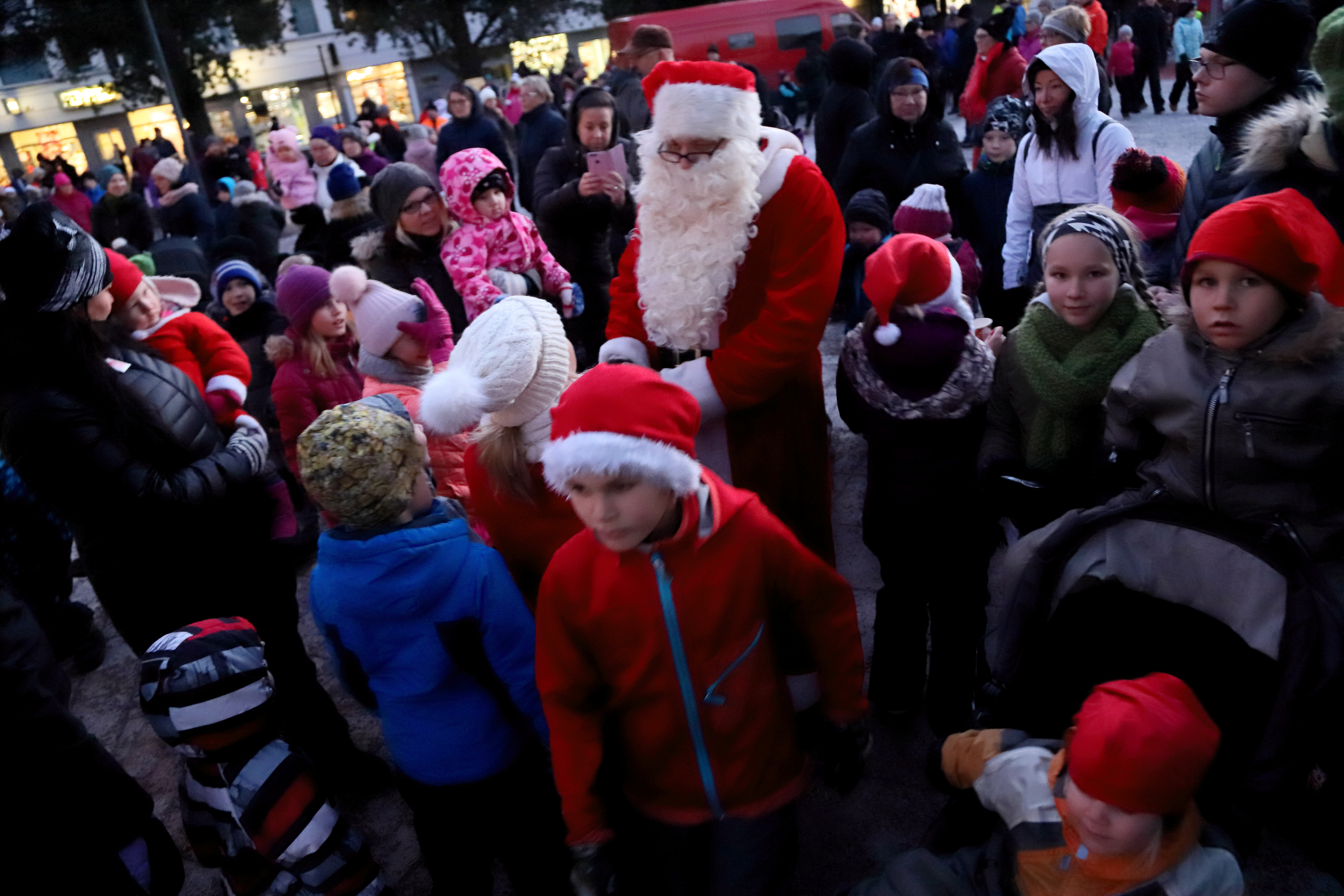 Joulupukki piiritettiin Härkäpuistossa.