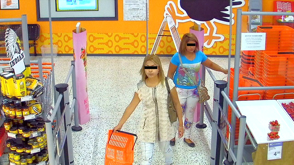 Poliisi etsii tätä naiskaksikkoa.