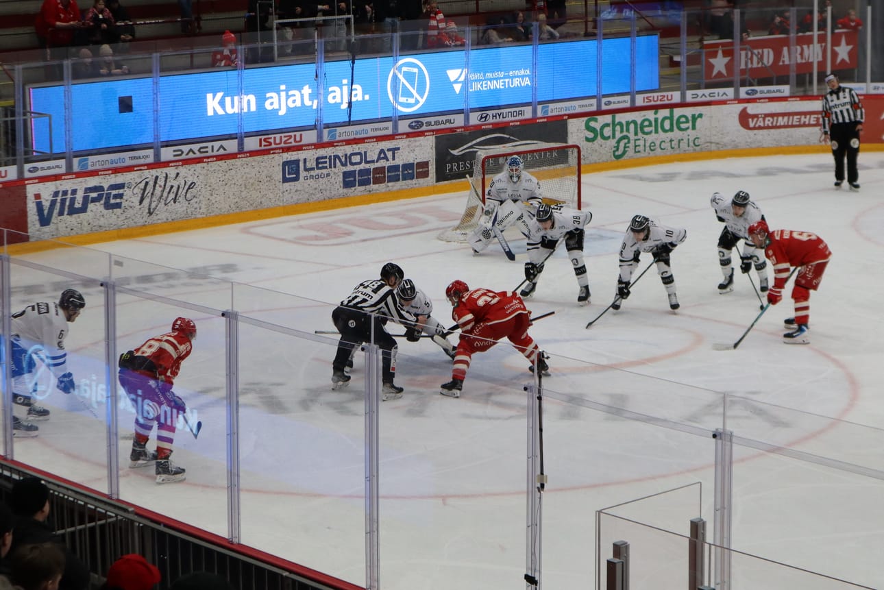 Kun polvet ovat koukussa ja lantion painopiste alempana, liikkeellelähtö nopeutuu. Kiekkoilijan työasento on vankka paketti.