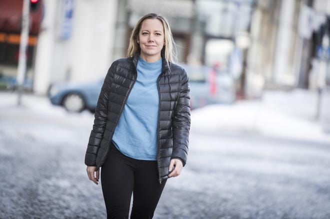 Tutkija, sosiaalityöntekijä Laura Tiitinen kehottaa päättäjiä ja johtajia olemaan hereillä. "Jos jostain organisaatiosta tai yksiköstä ei tule julki epäkohtia tai kehittämistarpeita, se kertoo luultavasti vain siitä, että viesti ei kulje." KUVA: