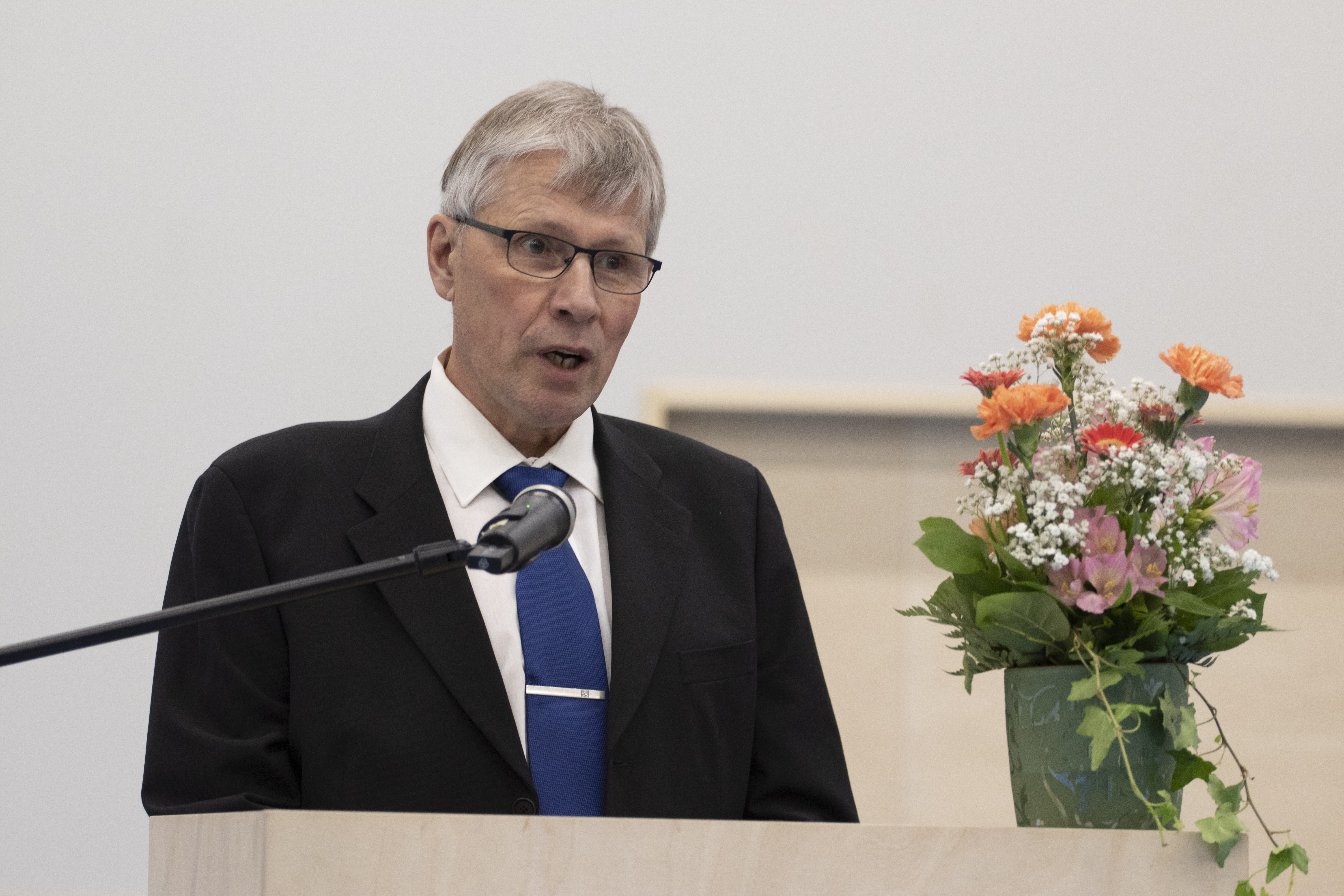 Kunnajohtaja Jouko Nissinen toivotti väen tervetulleeksi juhlavuoden pääjuhlaan ja muistutti, että tässä tilanteessa ei oltaisi, jos meitä edeltävät sukupolvet eivät olisi tehneet työtään hyvin. 