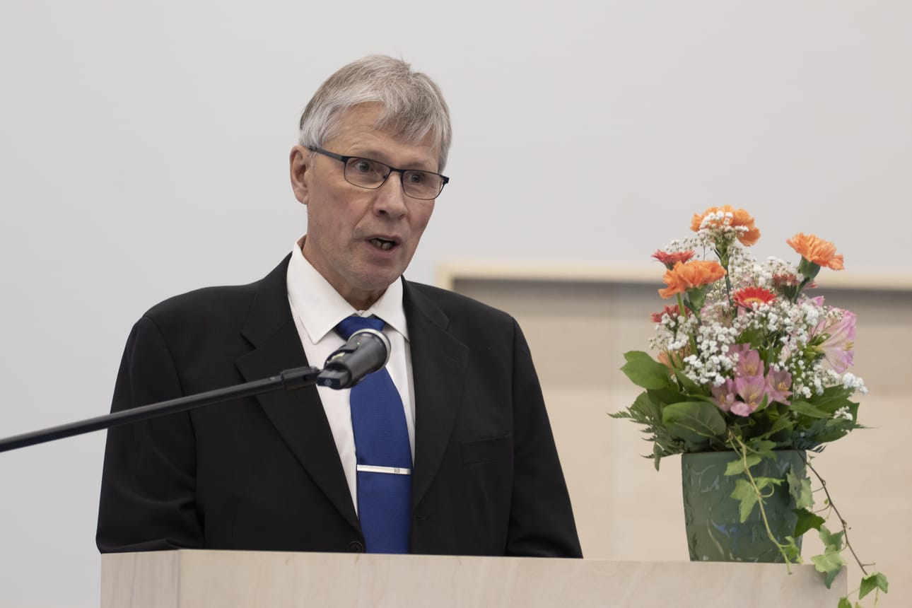 Kunnajohtaja Jouko Nissinen toivotti väen tervetulleeksi juhlavuoden pääjuhlaan ja muistutti, että tässä tilanteessa ei oltaisi, jos meitä edeltävät sukupolvet eivät olisi tehneet työtään hyvin.