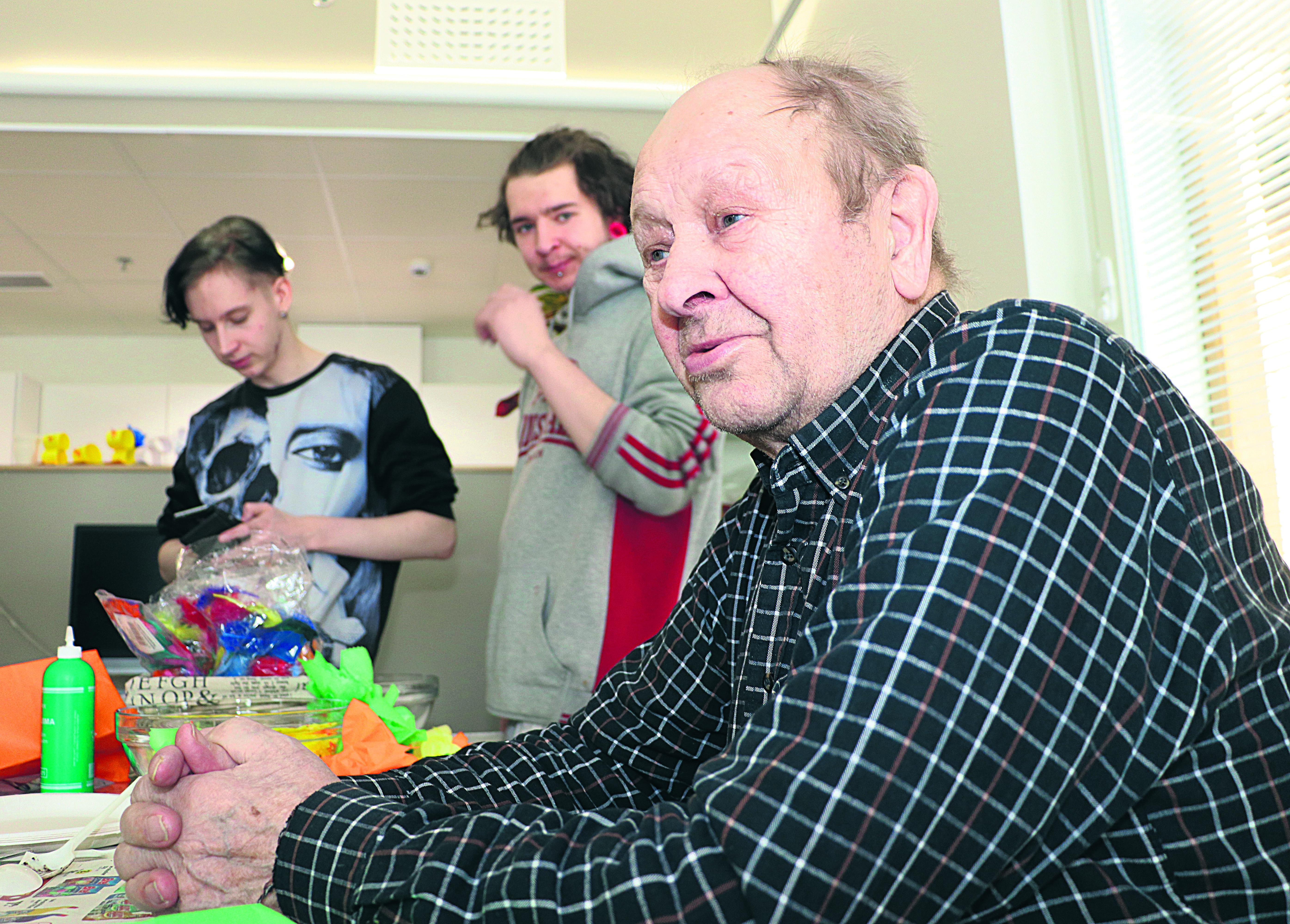- Ei enempää, päätti Erkki Pellikka puolentoista pääsiäismunan jälkeen ja alkoi kertoa juttuja. Taitopaja Taikun Tommi Keronen ja Tommy Jaakola vielä jatkavat askartelua.