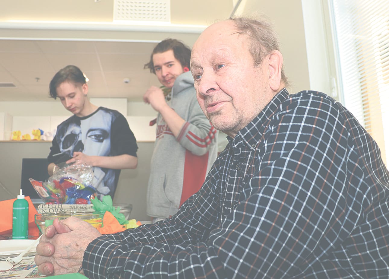 - Ei enempää, päätti Erkki Pellikka puolentoista pääsiäismunan jälkeen ja alkoi kertoa juttuja. Taitopaja Taikun Tommi Keronen ja Tommy Jaakola vielä jatkavat askartelua.
