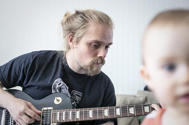 Lehdessämme alkaa uusi juttusarja, jossa suositellaan pohjalaista musiikkia. After Forestin The Sun Turned Coldin pääarkkitehti on yhtyeen laulaja-kitaristi Jukka Karppi. KUVA: PAULA KASKIMAA