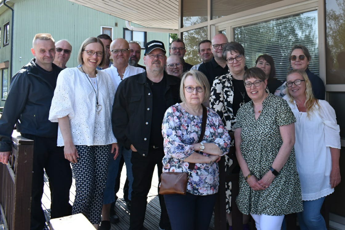 Takarivissä on Jorma Marttila (vas.), Matti Mäntylä, Mikko Penttilä, Jari Niemistö ja Juha Peltola. Keskirivissä on Juha Ristimäki (vas.), Jarkko Lehtinen, Leena Rinta-Kiikka, Mika Rintala, Anne Hakala ja Kirsti Tuumi. Eturivissä on Susanna Rinta-Keturi (vas.) Marko Penttilä, Marja Hietamäki, Päivi Kiviaho, Päivi Hunnakko ja Leena Jokinen.