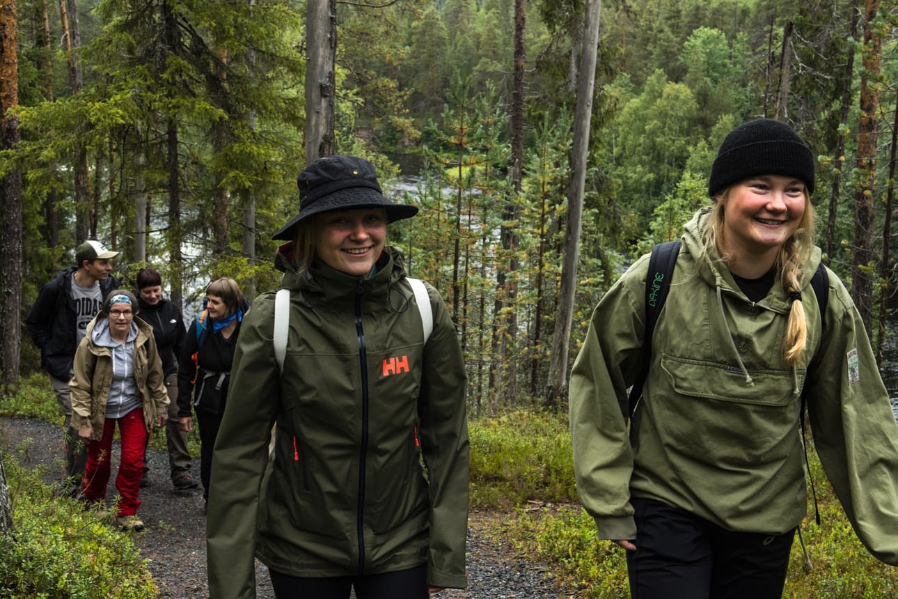 Sini Lehtinen tuli Kuusamoon kolmannelle ylioppilasvuodelle. Emmi Parkkisenniemi nauttii luonnosta myös lenkkimaastona.