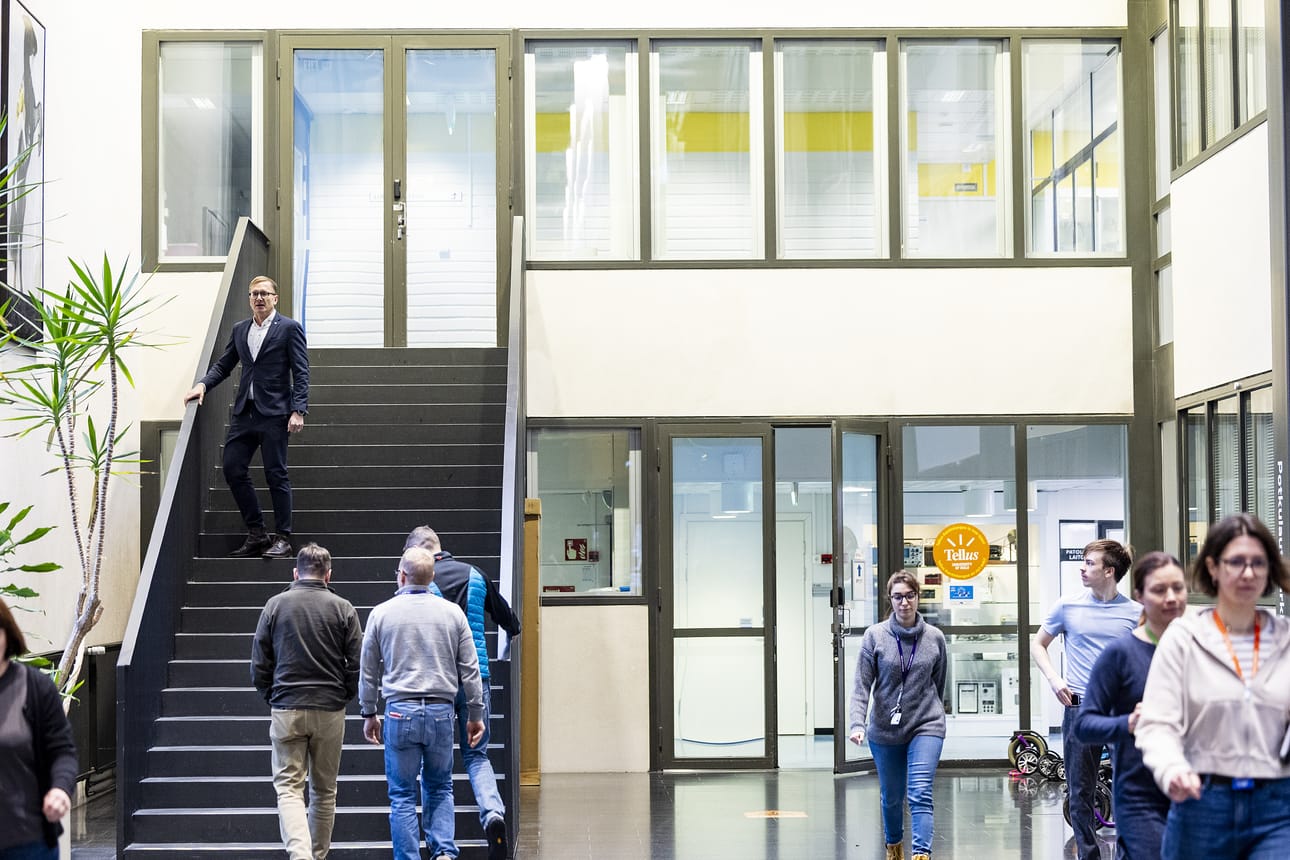 Kuvassa Oulun yliopiston lääketieteellisen tiedekunnan päärakennuksen portaita kävelevä Jani Erola on tutkinut eriarvoisuutta lukuisissa hankkeissa sekä kirjoittanut aiheesta tietokirjan.