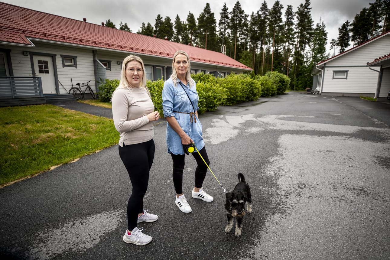 Heli Hautamäki (vas.) ja Satu Saarenoja haluavat nostaa taloyhtiönsä kohtaamat ongelmat julkisuuteen varoittaakseen muita samalta kohtalolta.