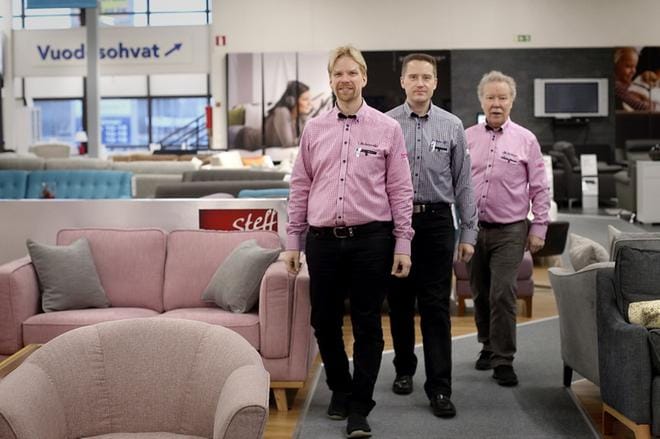 Lähdesmäen myymälä Ilmajoella on kooltaan yli puoli hehtaaria. Suuret varastot palvelevat myös kasvavaa verkkokauppaa. Veljekset Tuomas Lähdesmäki ja Juhana Lähdesmäki ovat jo ottaneet yrityksen puoliksi hoitoonsa. Raimo Lähdesmäki on silti vielä tuttu näky myymälässä, samoin kuin puoliso Irmeli Lähdesmäki. KUVA: HEIKKI HAKANEN