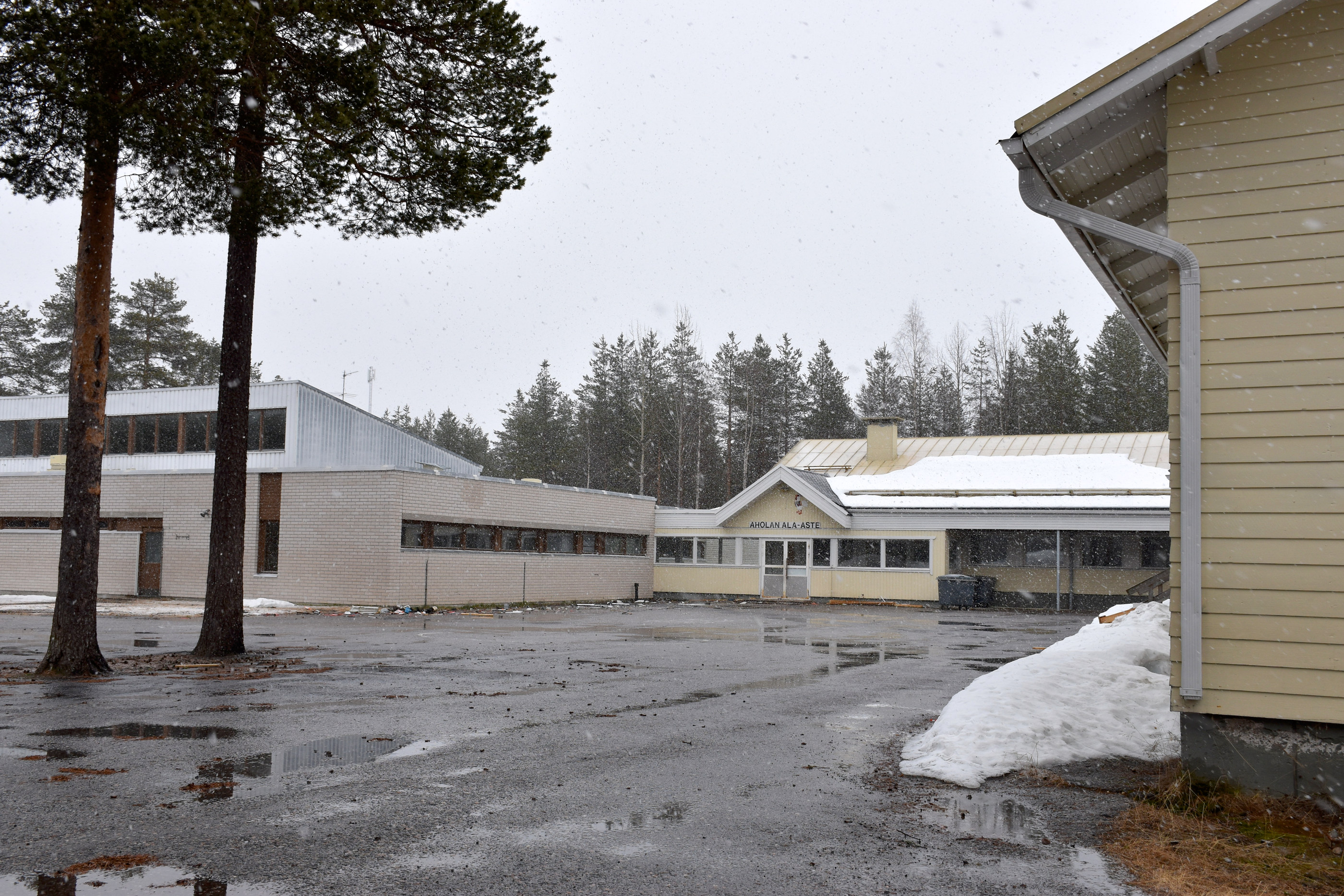 Aholan koulukiinteistö Posiolla pistetään maantasalle  – Valtuusto antoi hieman lisää rahaa purkukustannuksiin