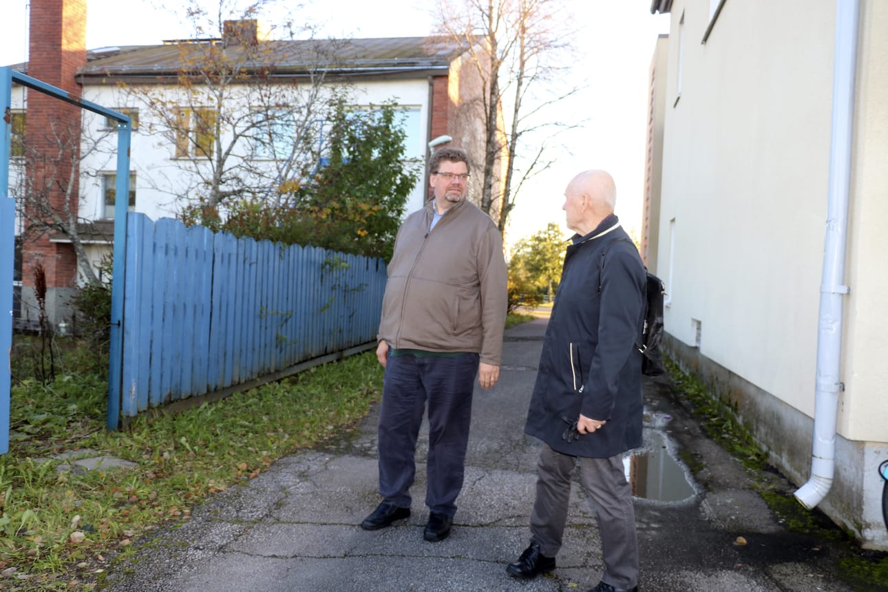 Oulaisten kaupunki osti puhekielessä Enkovaaran kiinteistönä tunnetun rakennuksen. Bergströmin kiinteistön viereinen tontti rakennuksineen on kaupungin kehittämistyösuunnitelmassa yksi palanen. Tekninen johtaja Kyösti Rajaniemi ja arkkitehti Matti Karhula kävivät silmäilemässä Oulaisten ydinkeskustan näkymiä ja kehittämismahdollisuuksia.