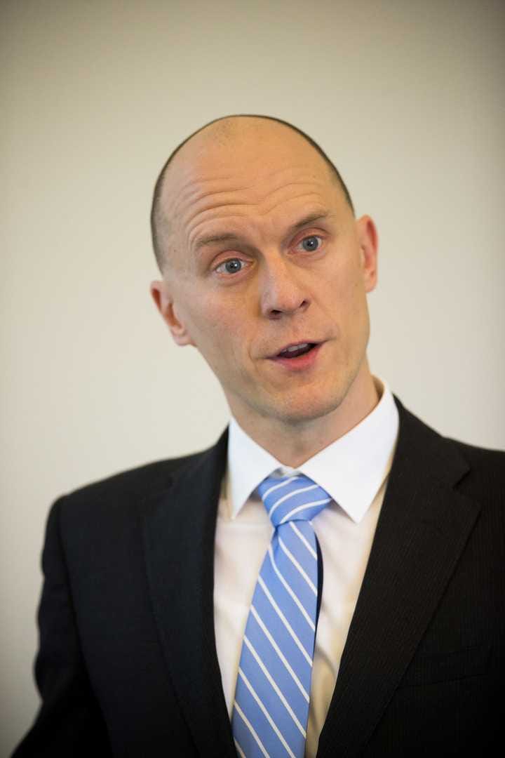 Toimistopäällikkö Kai Hämäläinen kertoo, että ydinpolttoaineen loppusijoitusratkaisuja seurataan ydinvoimalahankkeiden rinnalla.