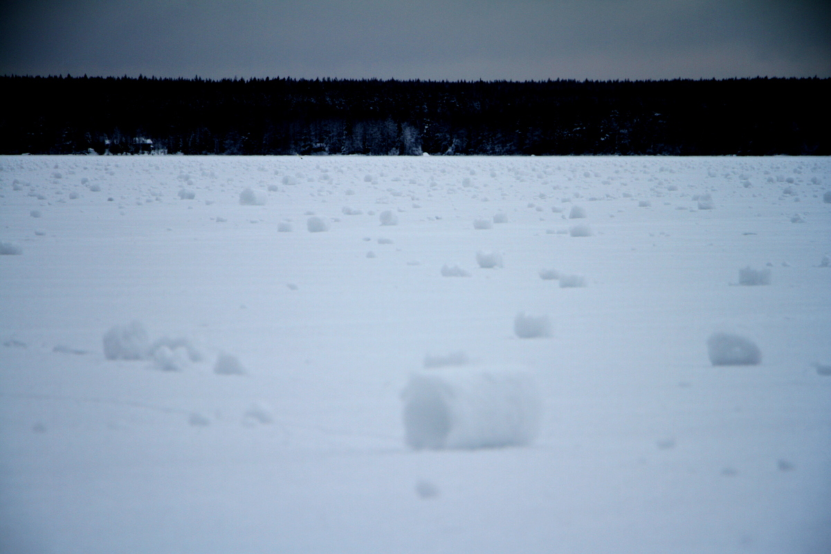 Paltamon Mieslahden jäällä oli sunnuntaina valtavasti lumirullia.