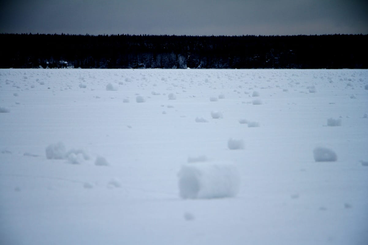 Paltamon Mieslahden jäällä oli sunnuntaina valtavasti lumirullia.