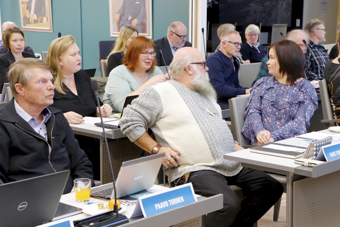 Valtuuston kokouksessa ei kukaan jäähallin rakentamista vastustanut, mutta erimielisyyttä oli siitä, että miten. Etupenkissä Paavo Tihinen (vas.) Kari Tykkyläinen (vihr.) ja Auri Haataja (kesk.) luottivat hallituksen esitykseen. Takana perussuomalaisten Mirka Väyrynen ja Paula Soronen sekä virheiden Suvi Kipinä halusivat välttää tulkinnanvaraisuutta.